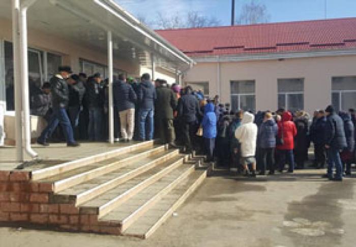 LA SECŢIILE DE VOTARE DESCHISE PENTRU LOCUITORII DIN TRANSNISTRIA S-AU FORMAT COZI IMENSE