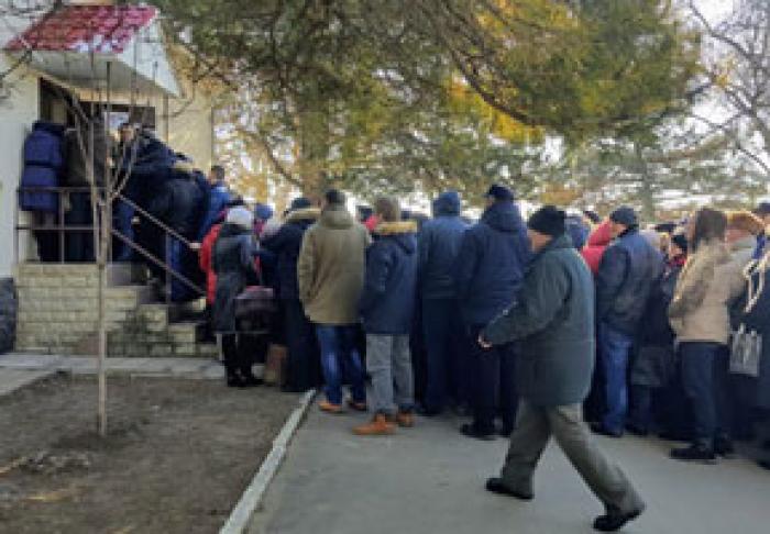 LA SECŢIILE DE VOTARE DIN STRĂINĂTATE S-AU FORMAT COZI ENORME DE ALEGĂTORI