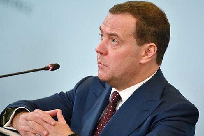 Медведев нашел способ победить бедность