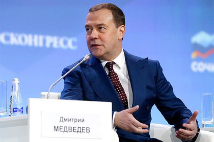 Медведев призвал управленцев учиться