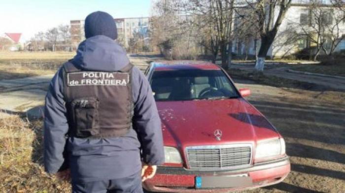 Молдаванин остался на границе без своего авто