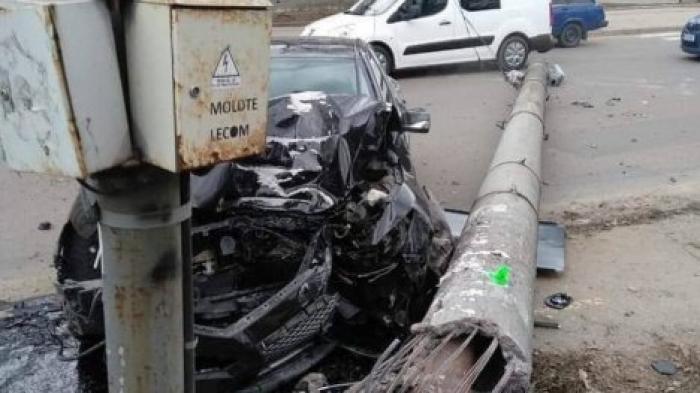 Момент серьезного ДТП на Телецентре попал на видео: автомобиль врезался и повалил столб
