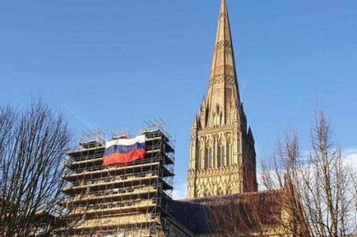 На Солсберийском соборе появился гигантский российский флаг