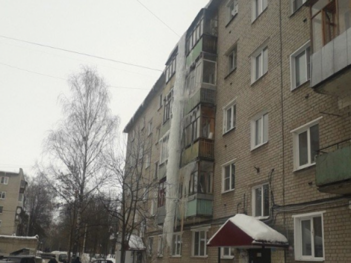 На жилом доме в Ярославле выросла сосулька высотой в пять этажей