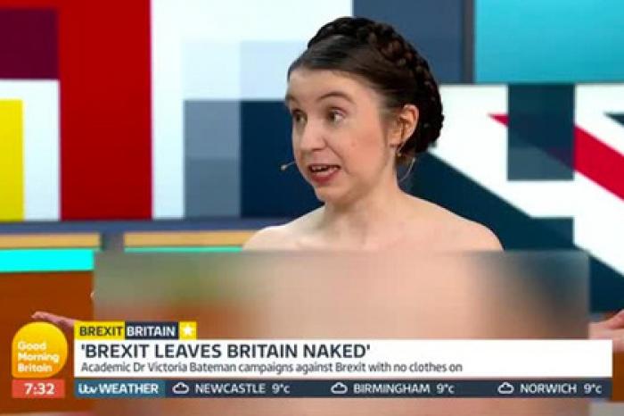 Обнажившаяся во время интервью преподавательница повторила свой трюк