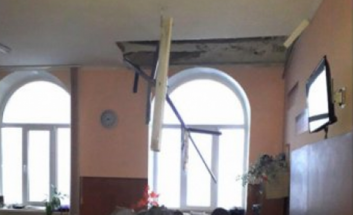 Обрушение потолка в бельцком лицее: местные власти пообещали выделить деньги на ремонт крыши здания