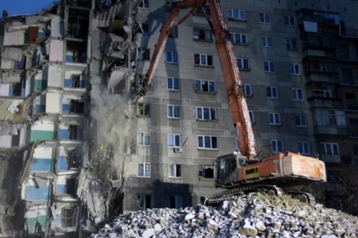 Обрушившийся из-за взрыва дом в Магнитогорске загорелся