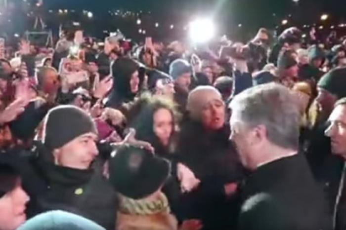 Объяснено срывание Порошенко шапки с головы украинки