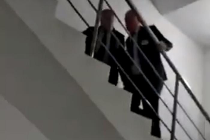 Охранники избили сестер-подростков в российском торговом центре