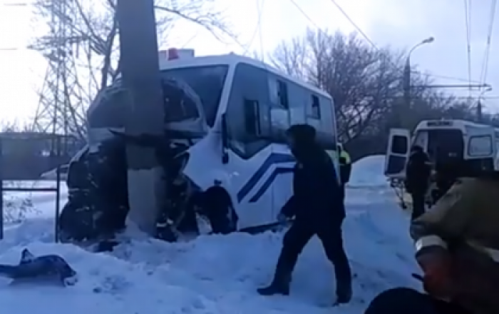 Пассажирский автобус врезался в столб ЛЭП