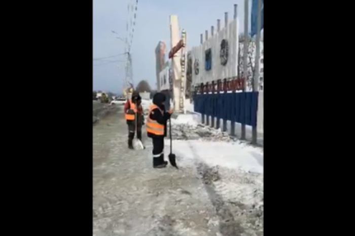 Посыпающих снег снегом российских рабочих сняли на видео