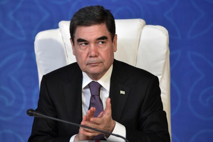 Президент Туркмении взялся за клюшку