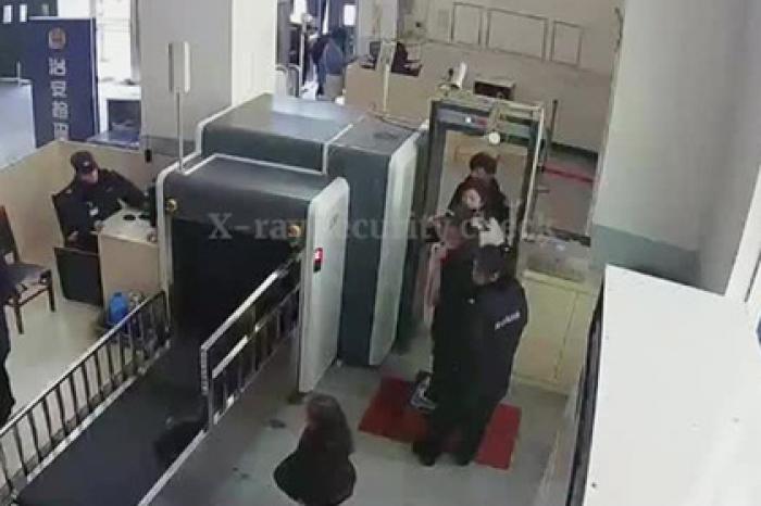Пробравшаяся в вокзальный рентген девочка попала на видео