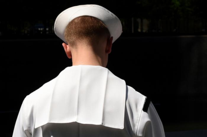 Пьяный американский моряк ввалился в дом японца и принял душ