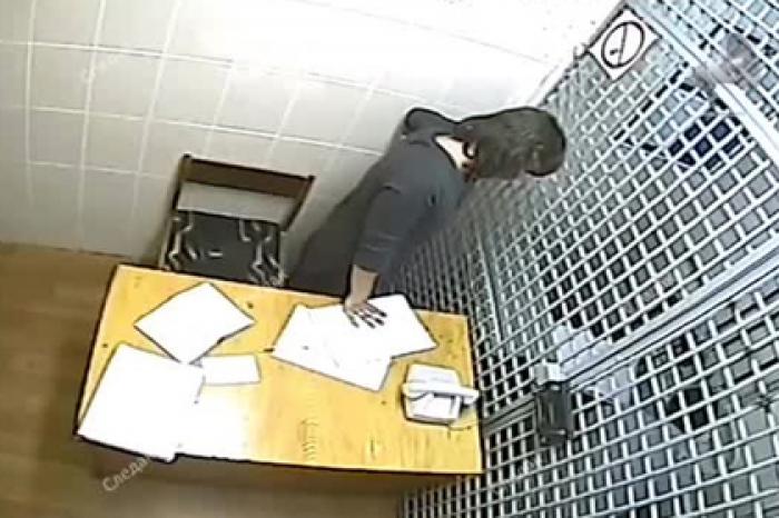 Россиянин устроил в камере костер из уголовного дела и попал на видео