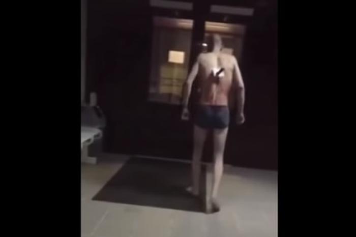 Россиянин вышел покурить с ножом в спине и попал на видео