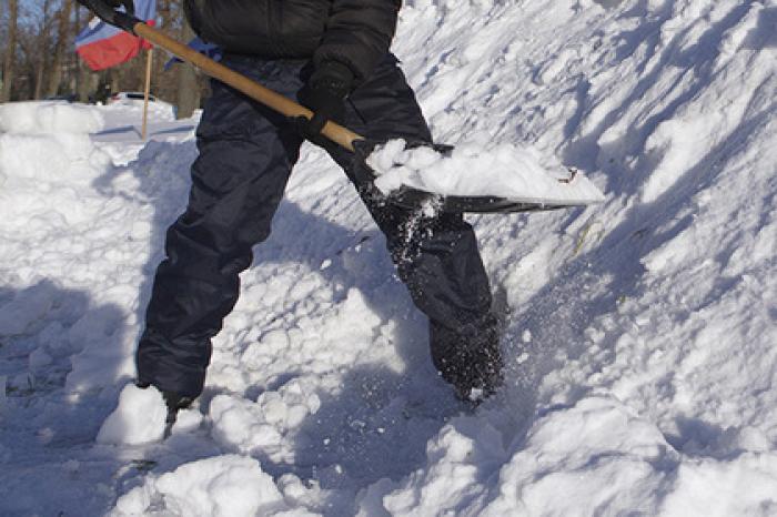 Российских школьников отправили убирать снег во время урока физкультуры