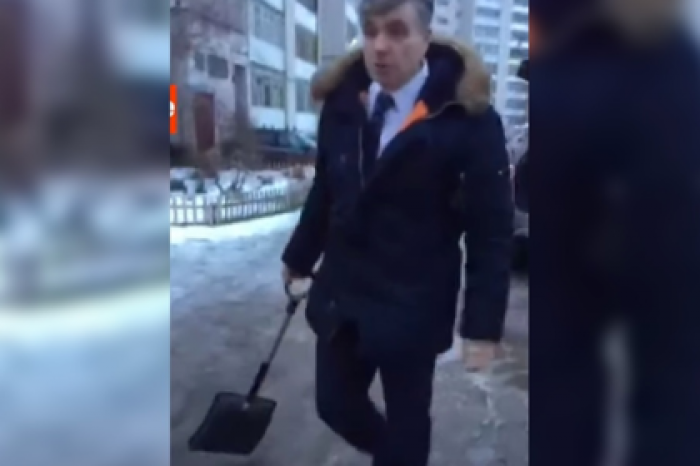Российский депутат угрожал лопатой женщине