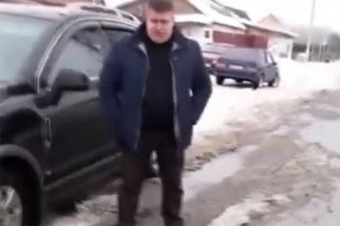 Российский коммунальщик встал в лужу и заявил об отсутствии вокруг луж