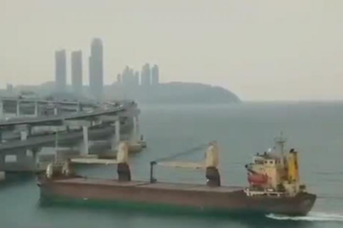 Российское судно врезалось в мост в Южной Корее