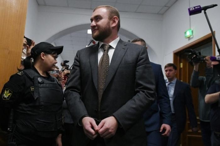 Сенатор Арашуков начал есть тюремную еду