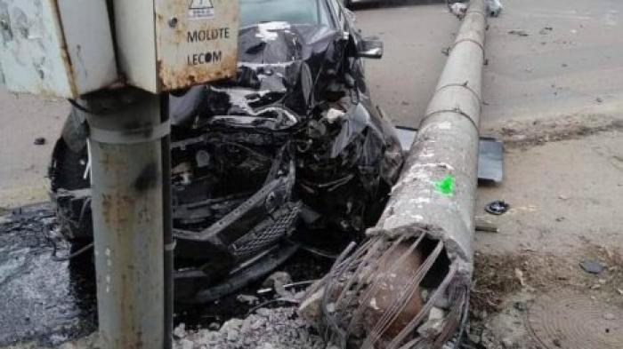 Серьезная авария на Телецентре: автомобиль повалил столб в результате ДТП