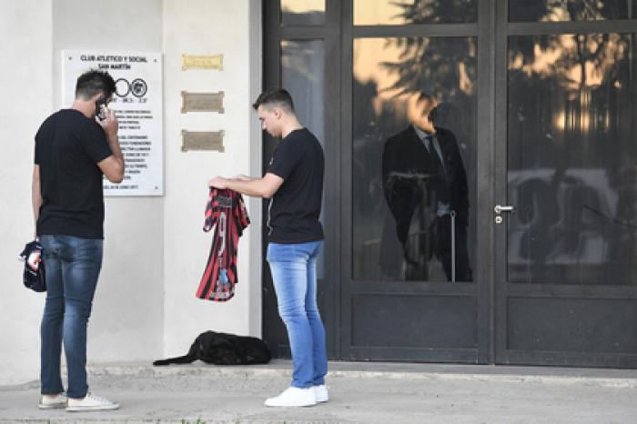 Собака погибшего в авиакатастрофе футболиста пришла на похороны хозяина