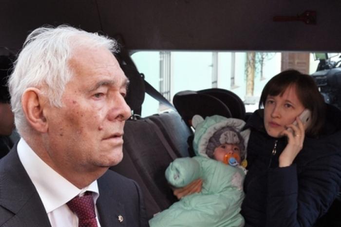 Спасенного под завалами в Магнитогорске младенца выписали из больницы