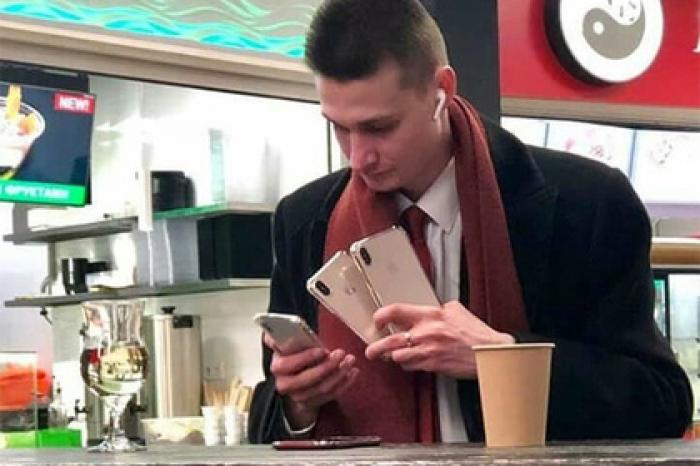 Успешный украинец с четырьмя iPhone насмешил пользователей сети
