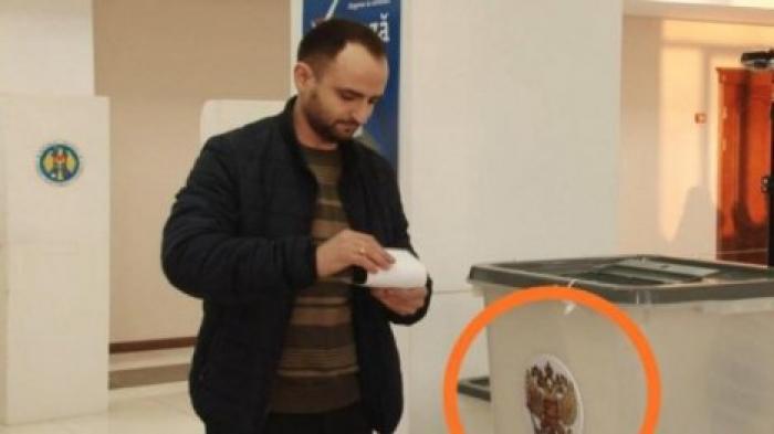 В Комрате избиратели опускали бюллетени в урну с гербом Российской Федерации