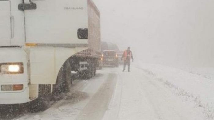 В Молдову вернулась зима: на трассе М1 затруднено движение из-за снегопада