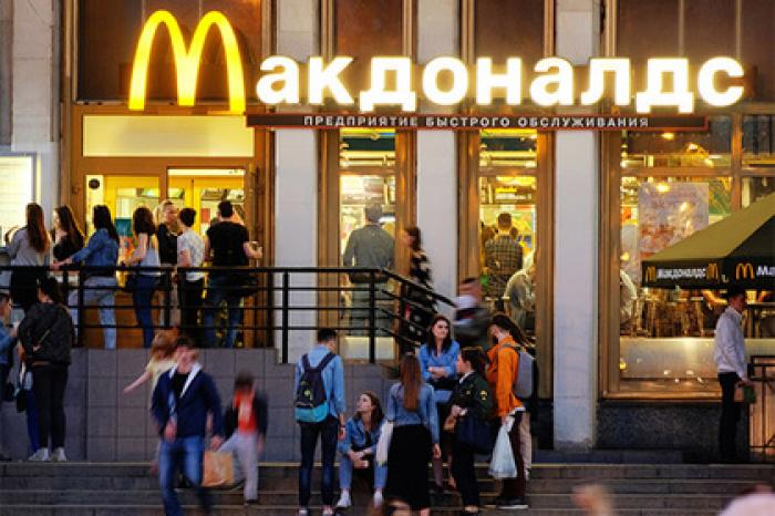 Во всех «Макдоналдсах» России появятся официанты