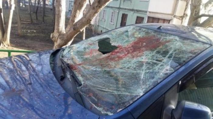 Жителей Буюкан напугал разбитый вдребезги автомобиль с пятнами крови