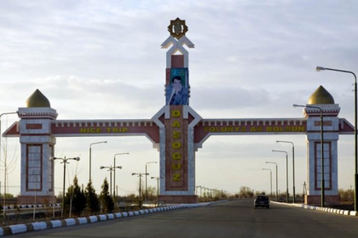 Жителей туркменского города лишат темных машин из-за президента