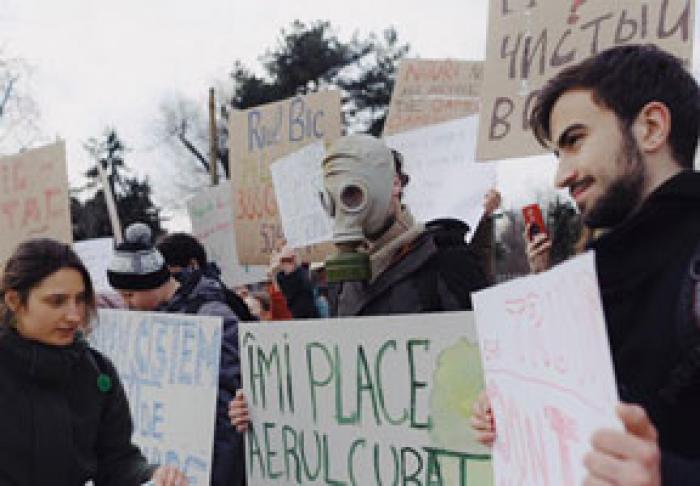 ACTIVIŞTII CIVICI AU PROTESTAT ÎN FAŢA GUVERNULUI, CERÂND LUAREA MĂSURILOR PENTRU PROTECŢIA MEDIULUI