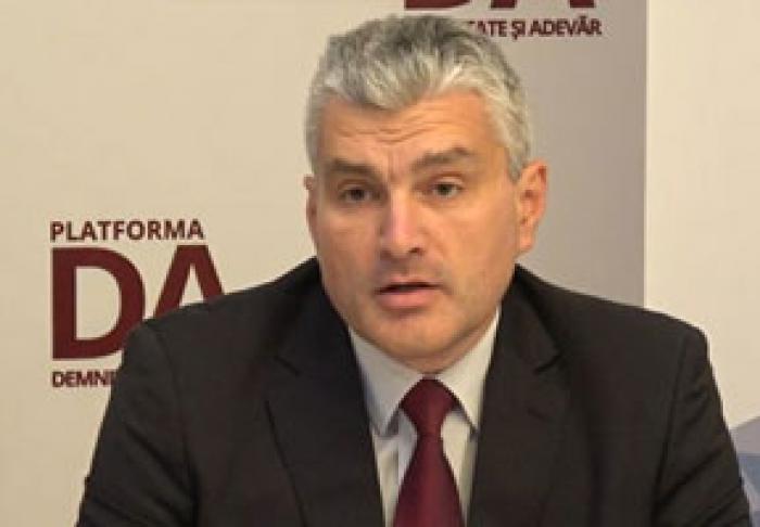 ALEXANDRU SLUSARI: SINGURA PIEDICĂ PENTRU DEMONTAREA STATULUI CAPTURAT ESTE ALEGEREA SPEAKERULUI