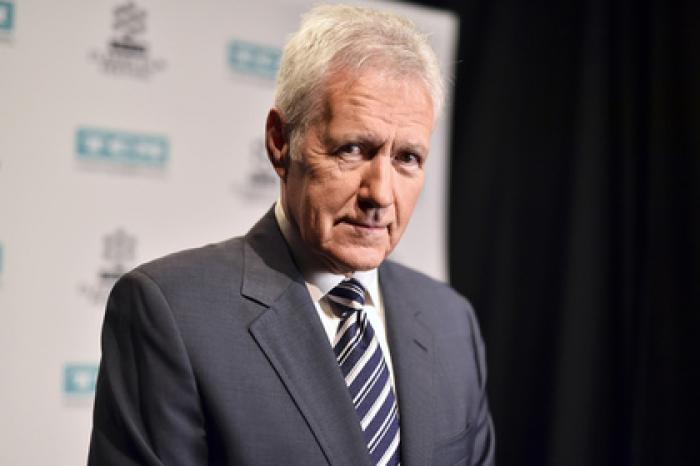 Бессменный ведущий американской «Своей игры» объявил о смертельной болезни