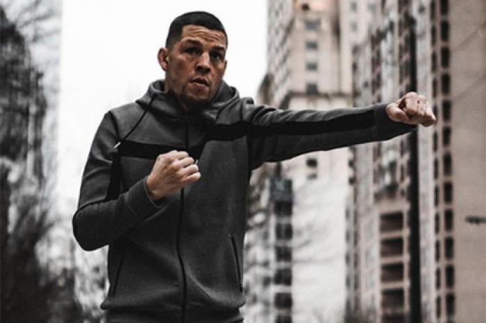 Боец UFC высмеял фото Нурмагомедова с друзьями в ванной