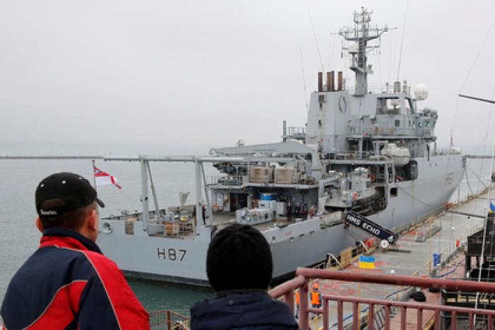Британский эсминец последит за российскими военными кораблями