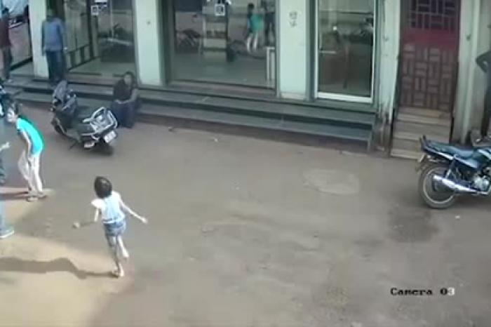 Двухлетний ребенок упал с третьего этажа и остался невредимым