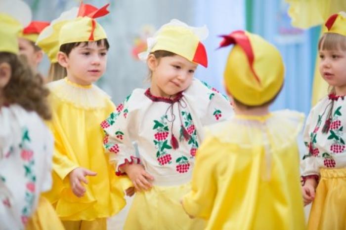 Горячая пора для столичных ателье: в детсадах проходят утренники к 8 Марта