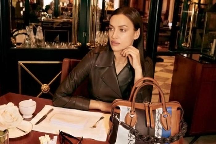 Ирина Шейк показала содержимое сумки