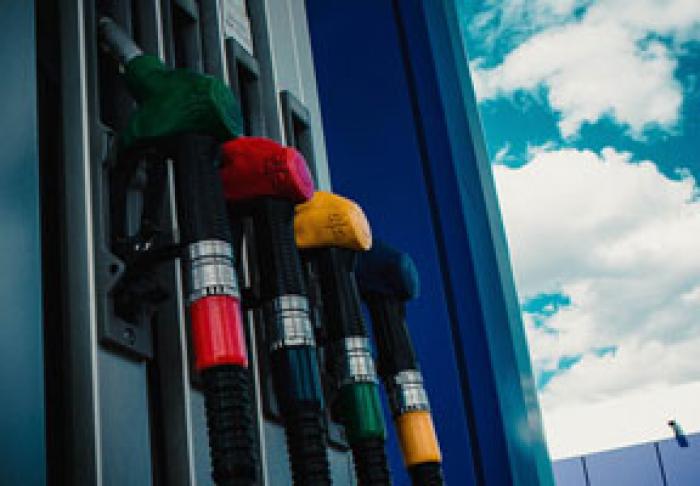 MAI MULŢI OPERATORI DE PE PIAŢA PRODUSELOR PETROLIERE AU SCĂZUT PREŢURILE LA BENZINĂ ŞI MOTORINĂ