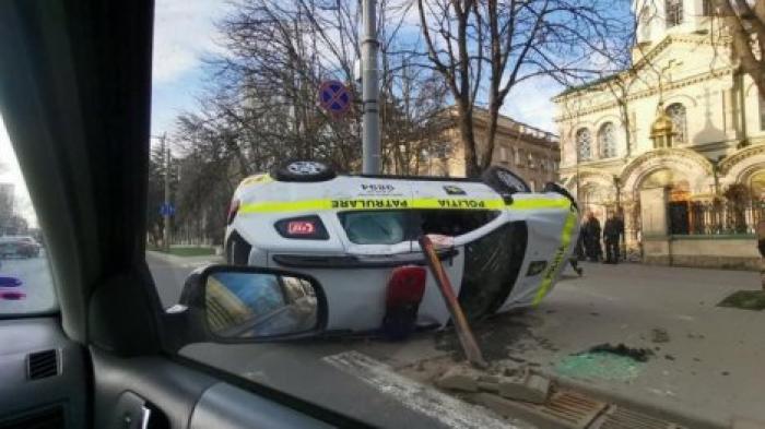 Минувшим вечером в машину патрульной инспекции врезалась легковушка