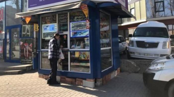 На Буюканах на обновленном тротуаре нелегально установили два киоска