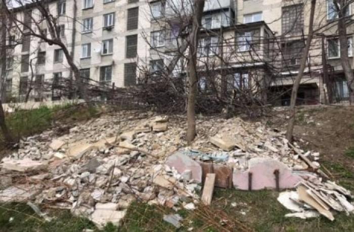 На Буюканах житель многоэтажки устроил свалку у детской площадки