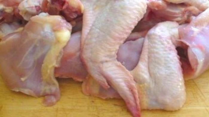 На столичные рынки везли полтонны контрабандного мяса из Бразилии