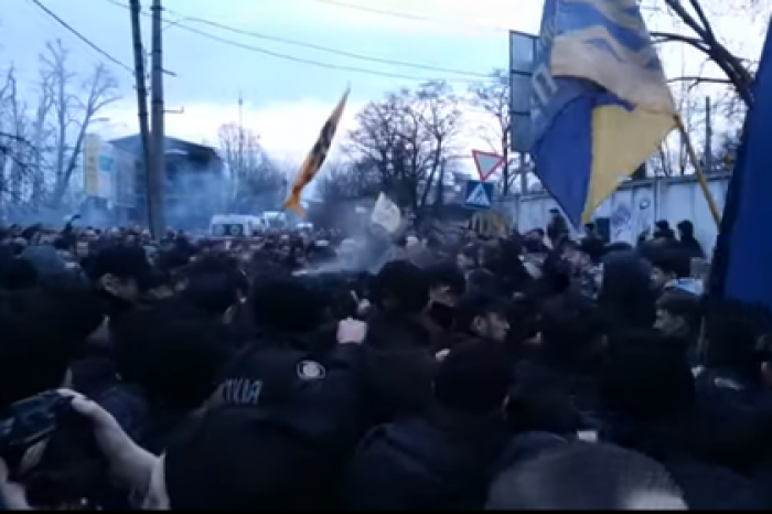 Националисты устроили беспорядки на митинге Порошенко и заставили его сбежать