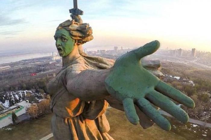 «Обливший» зеленкой «Родину-мать» в фотошопе оппозиционер заплатит