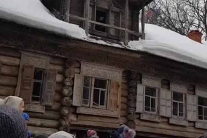 Обряд разбрасывания блинов в российском городе сняли на видео